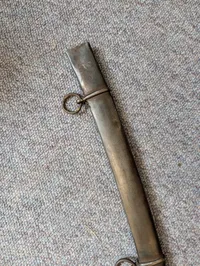 Antik militær sabelskede af stål med to bæreringe