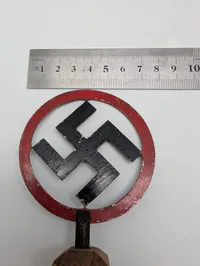 Tysk nationalsocialistisk hagekors-emblem på træfod