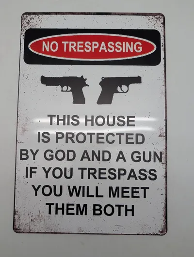Vintage-stil Metalskilt: No Trespassing - God and a Gun