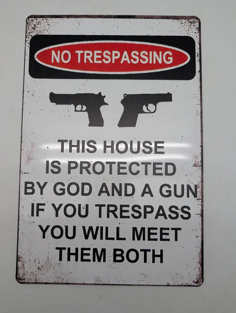Vintage-stil Metalskilt: No Trespassing - God and a Gun