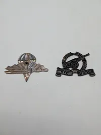 To israelske militære emblemer: Faldskærmstropper og Artillerikorps