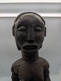 Afrikansk udskåret træfigur, kvindeskikkelse med fremtrædende træk
