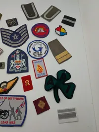 Samling af militære og civile stofmærker, distinktioner og emblemer
