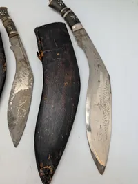 Tre  nepalesiske Kukri-knive med læderskeder og småknive