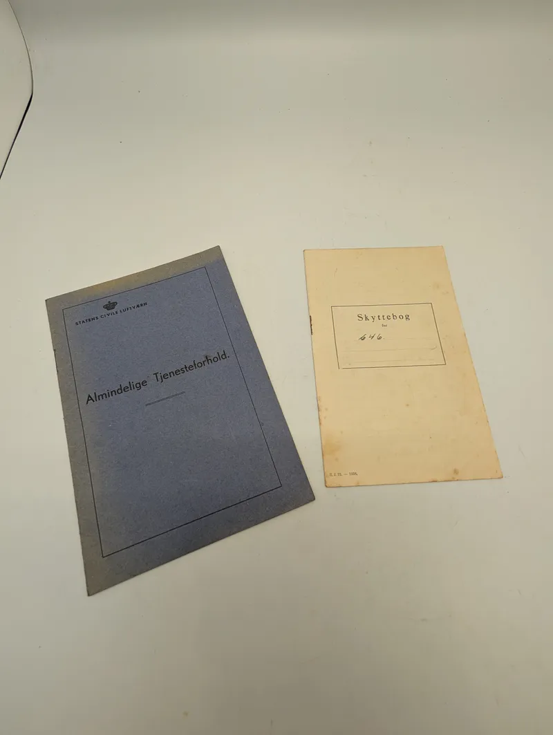 To danske militære hæfter: Statens Civile Luftværn og Skyttebog (1938)