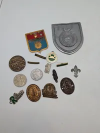 Samling af vintage emblemer, mønter og medaljer