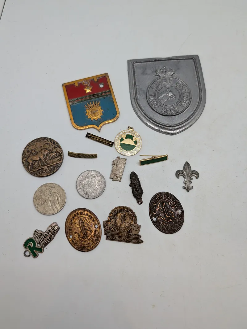 Samling af vintage emblemer, mønter og medaljer