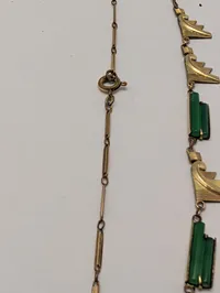 Art Deco halskæde i forgyldt metal med grønne glaselementer