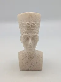 Egyptisk Nefertiti buste i udskåret hvid alabast