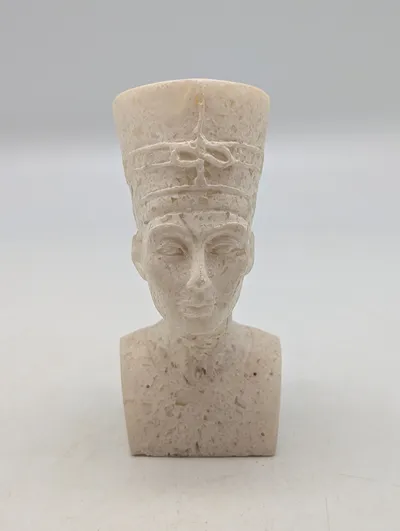 Egyptisk Nefertiti buste i udskåret hvid alabast
