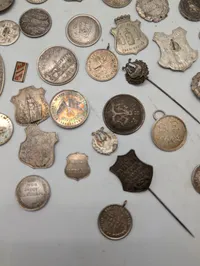 Samling af antikke danske medaljer, emblemer og foreningstegn