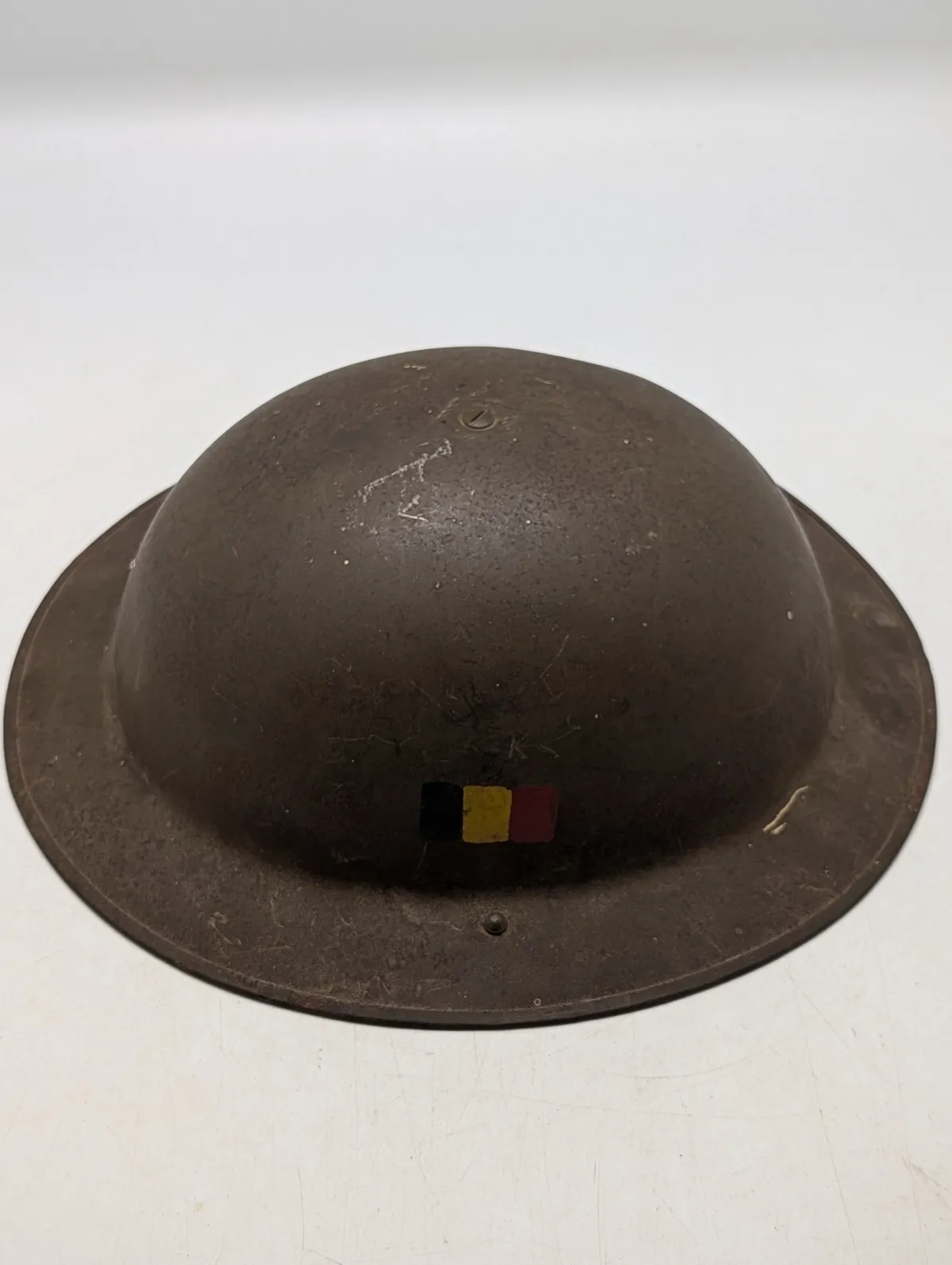 Belgisk M1949 Brodie-type militærhjelm med flagmærkat