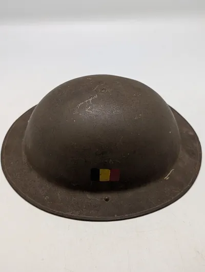 Belgisk M1949 Brodie-type militærhjelm med flagmærkat