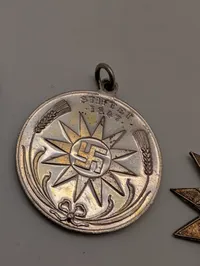 Samling af tre antikke Carlsberg medaljer og emblemer
