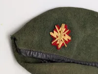 To danske militære baretter med emblemer Telegraf