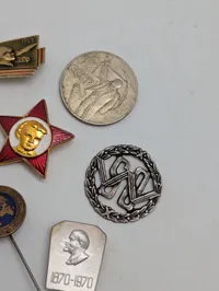 Samling af sovjetiske og polske militære ordener og emblemer