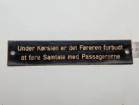 Antikt dansk emaljeskilt: "Under Kørslen er det Føreren forbudt..." DSB 