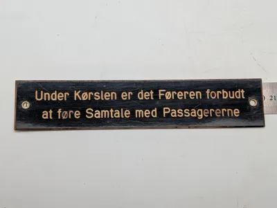 Antikt dansk emaljeskilt: "Under Kørslen er det Føreren forbudt..." DSB 