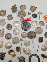 Stor samling af antikke danske foreningsmærker, medaljer og nåle