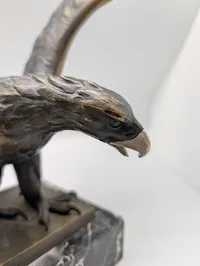 Tysk patriotisk Bronzeørn på marmorsokkel, klassisk skulptur