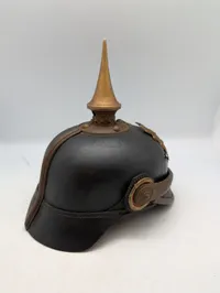 Preussisk Pickelhaube Model 1895 med messingbeslag og ørn