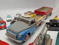 Samling af vintage modelbiler og legetøjskøretøjer