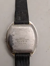 To vintage armbåndsure, herunder Seiko Quartz