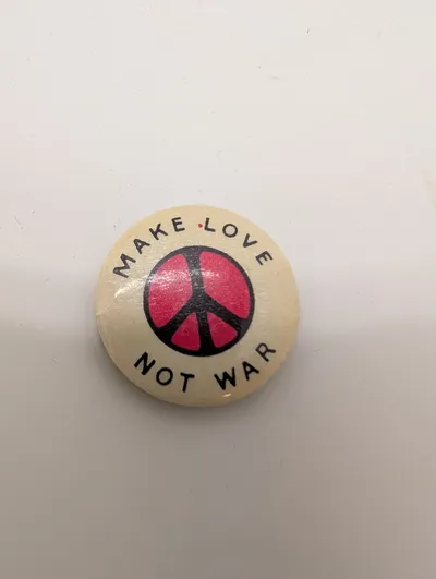 Vintage 'Make Love Not War' Badge med Fredstegn