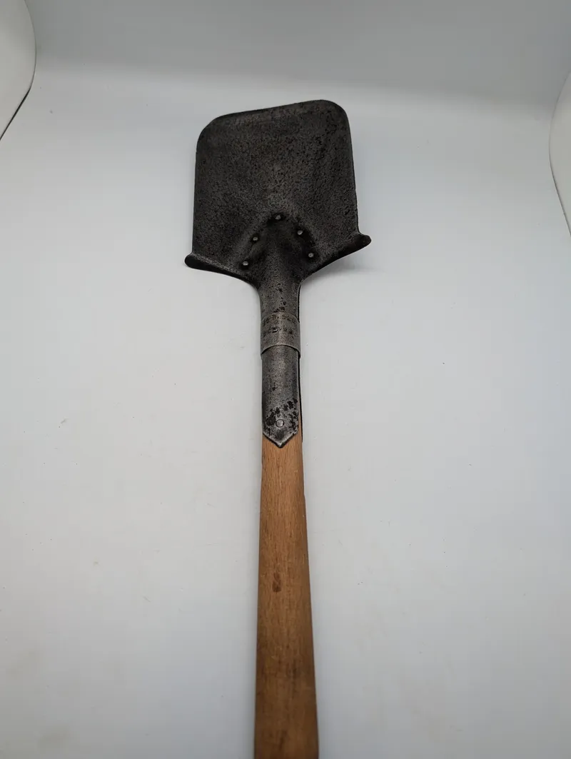Dansk M23 Militær feltspade med træskaft og nittet metalblad