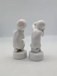 To hvide porcelænsfigurer fra Bing & Grøndahl og Royal Copenhagen Pinen 