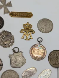 Samling af danske militære og civile medaljer, emblemer og tegn