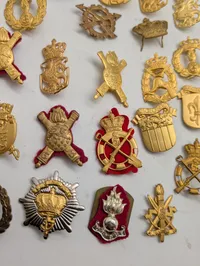 Samling af danske militære emblemer og korpsmærker i metal