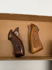 Smith & Wesson J-Frame Revolvergreb i Valnød med Original Æske