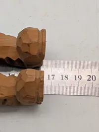 Håndskåret træfigur af skægget mand med hat