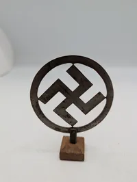 Tysk nationalsocialistisk hagekors-emblem på træfod