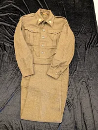 Dansk M/44 kampuniform i uld med tilhørende bukser og distinktioner