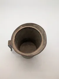 Antik metalmålekande med årstalsstempel 1953