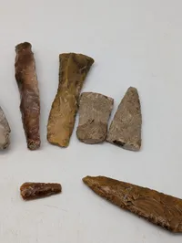 Samling af 10 forhistoriske flinteredskaber og flækker