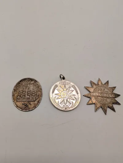 Samling af tre antikke Carlsberg medaljer og emblemer
