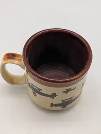 To vintage kaffekrus med flymotiver, herunder Royal Air Force 75 års jubilæum