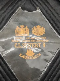 Vintage dansk politi- eller uniformskasket med rigsvåben-emblem