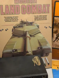 Samling af militærhistoriske bøger og tidsskrifter om fly og landkamp