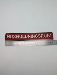 Vintage metalskilt med teksten HUSHOLDNINGSRUM