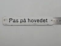 Emaljeskilt med teksten "Pas på hovedet" DSB