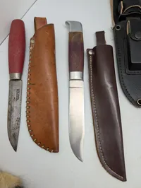 Samling af seks diverse jagtknive og dolke med pelsskæfter og læderskeder