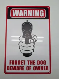 Metalskilt med advarsel: "Forget the Dog Beware of Owner"