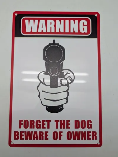 Metalskilt med advarsel: "Forget the Dog Beware of Owner"
