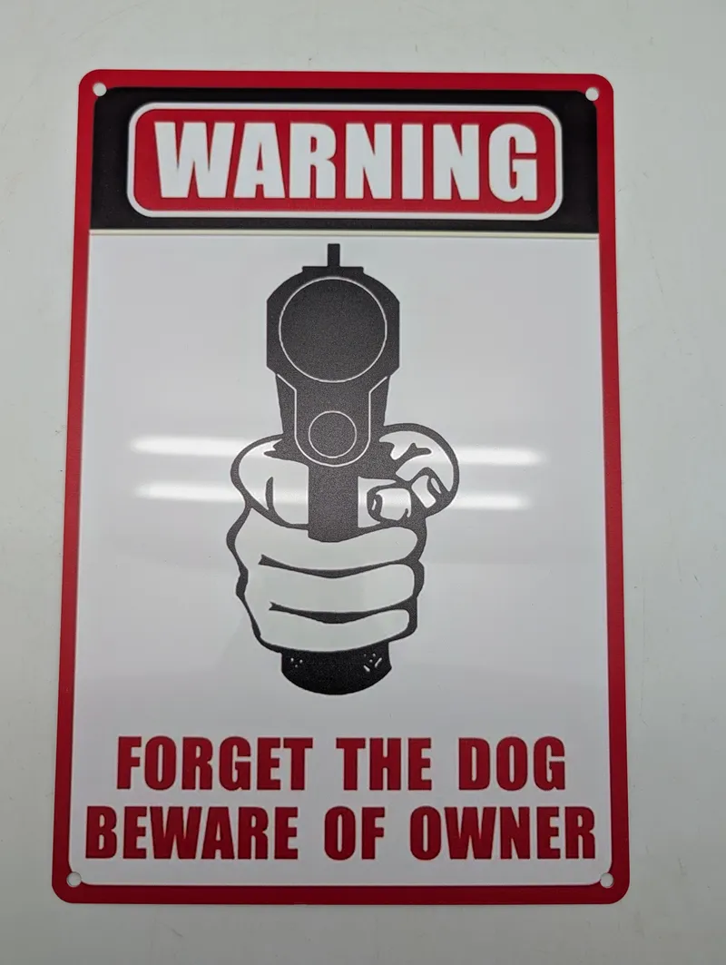 Metalskilt med advarsel: "Forget the Dog Beware of Owner"