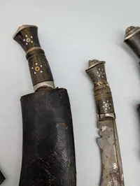 Tre  nepalesiske Kukri-knive med læderskeder og småknive