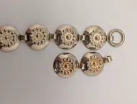 Sølvarmbånd med blomstermotiver og toggle-lås